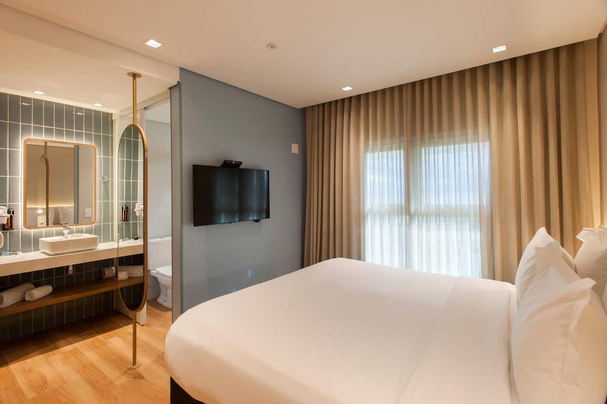 Minibar, brankas, meja kerja, dan tirai kedap cahaya