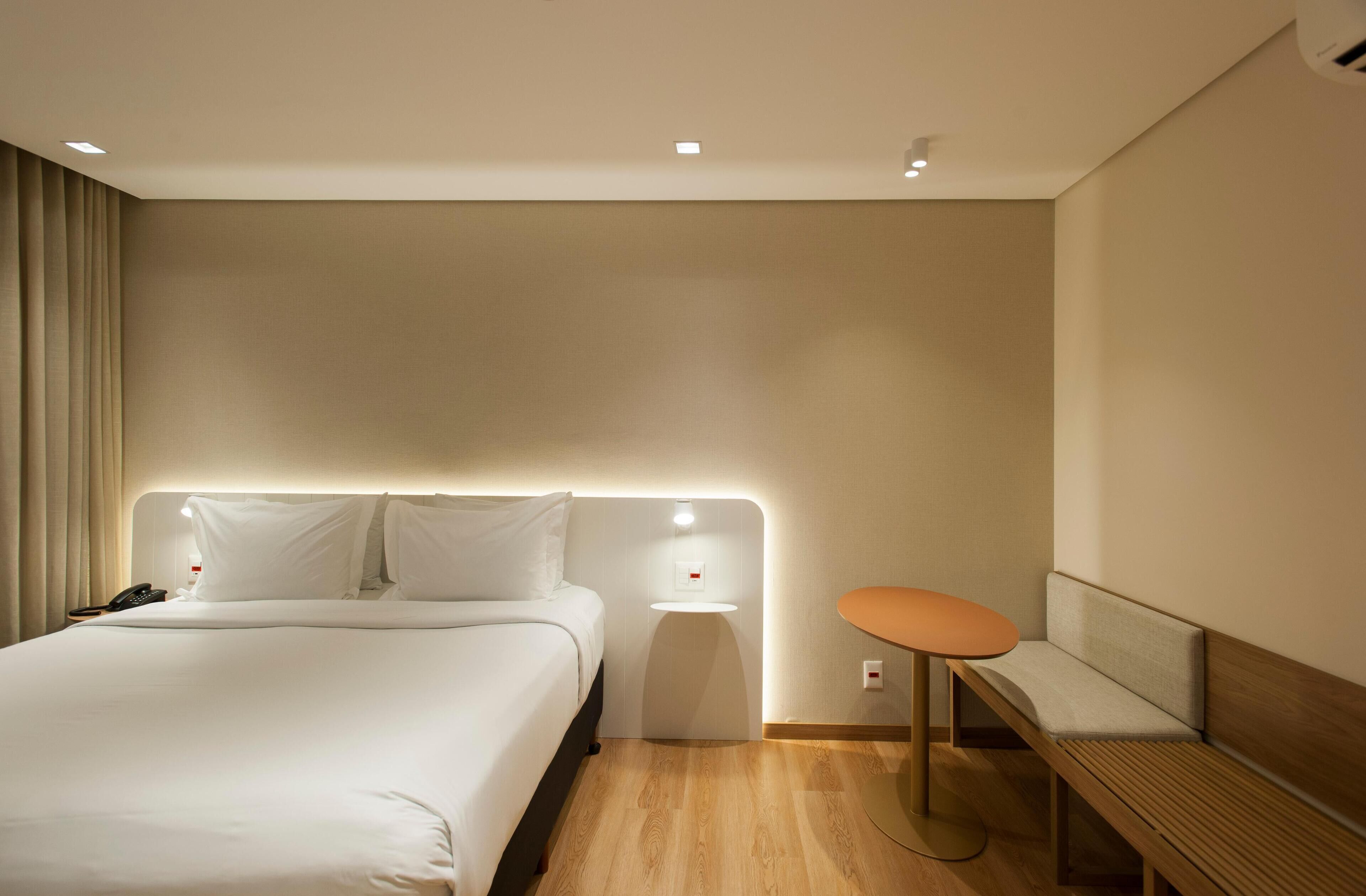 Minibar, Zimmersafe, Schreibtisch, Verdunkelungsvorhänge