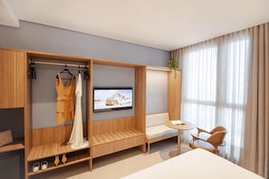 Luxo Superior Casal - 1 Cama Queen | Garde-robe