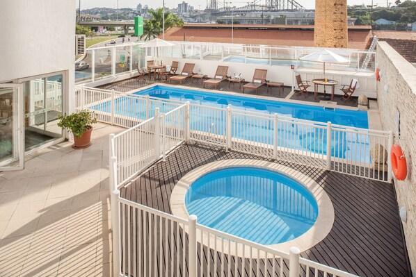 Piscina externa, espreguiçadeiras