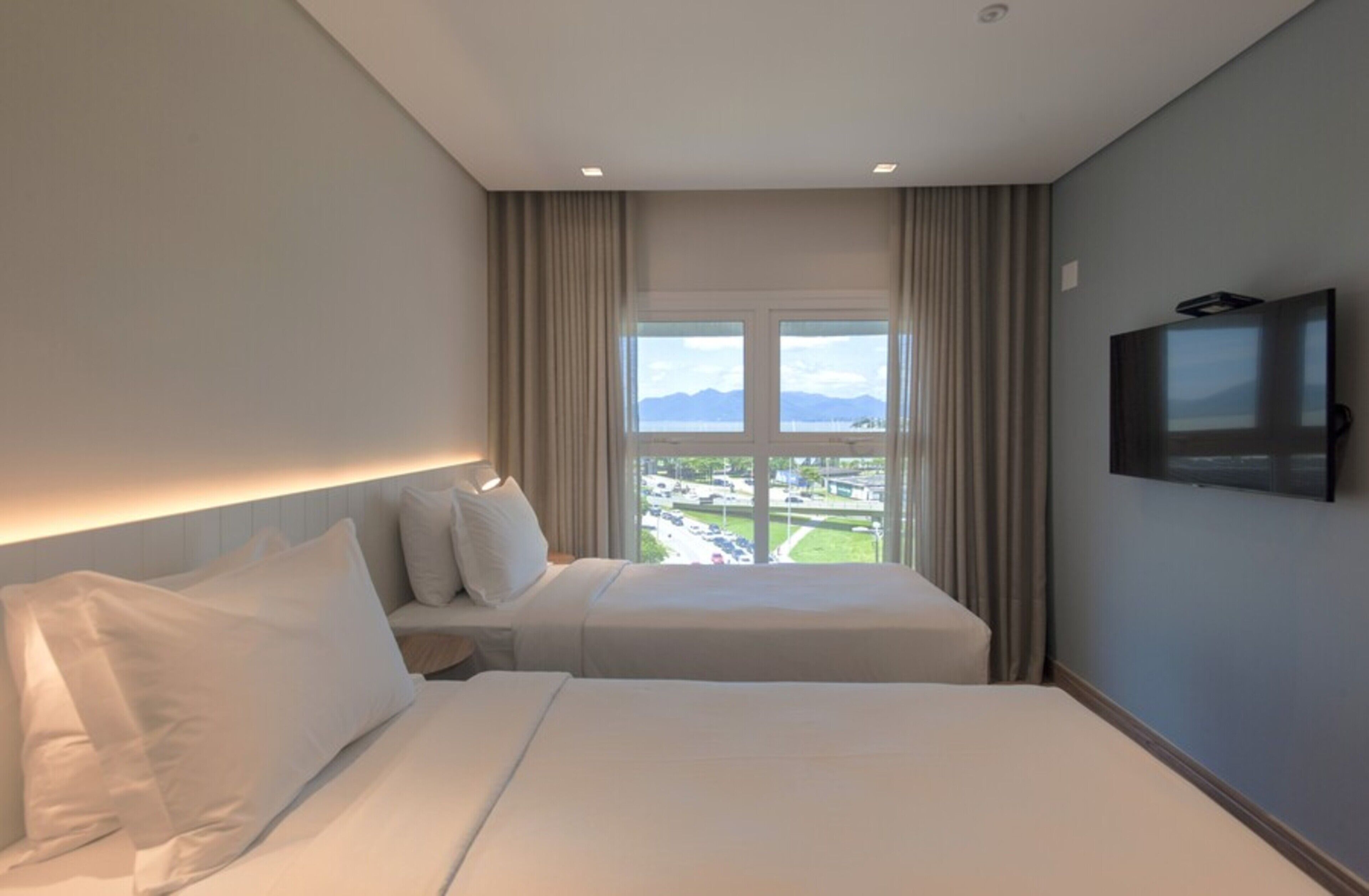 Luxo Twin - 2 Camas Solteiro | Minibar, in-room safe, desk, blackout drapes