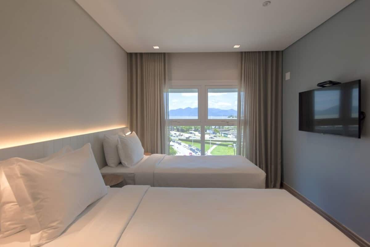 Luxo Twin - 2 Camas Solteiro | ميني بار وخزنة داخل الغرفة ومكتب وستائر تعتيم