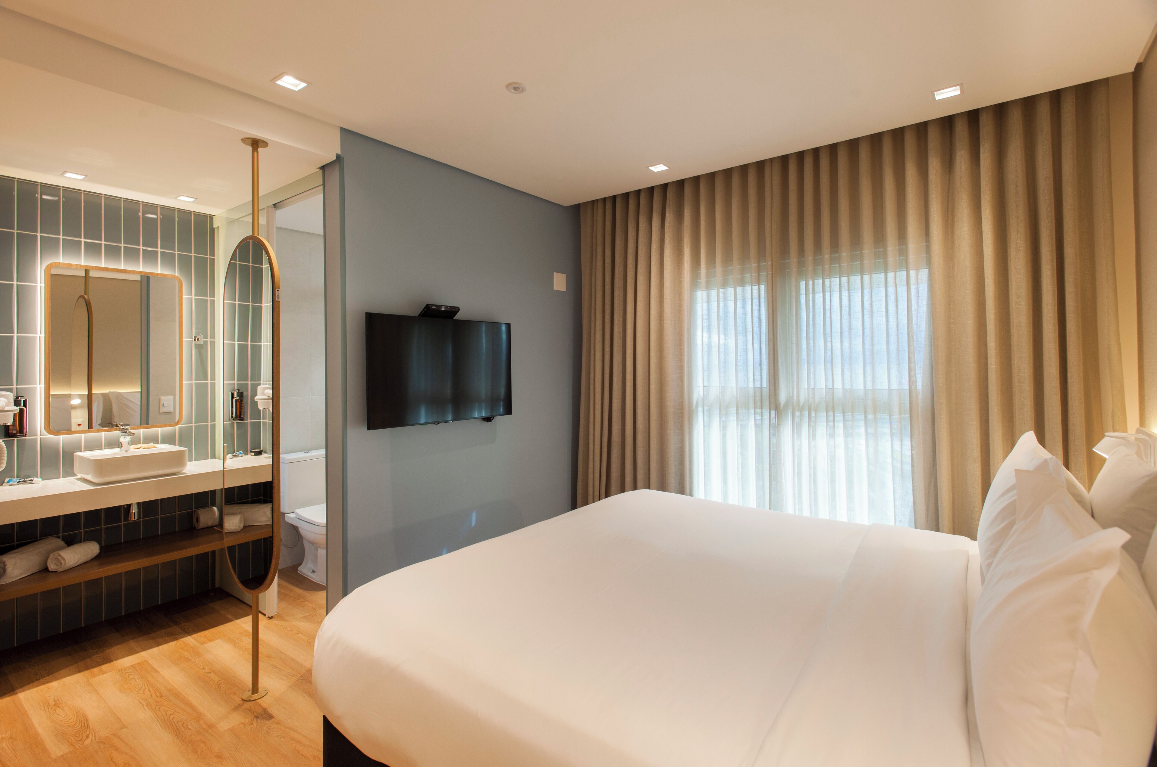 Standard Casal - 1 Cama Casal | Minibar, una cassaforte in camera, una scrivania, tende oscuranti