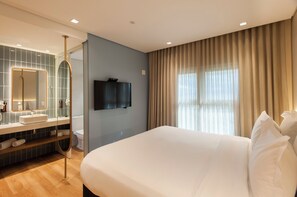 Standard Casal - 1 Cama Casal | ميني بار وخزنة داخل الغرفة ومكتب وستائر تعتيم