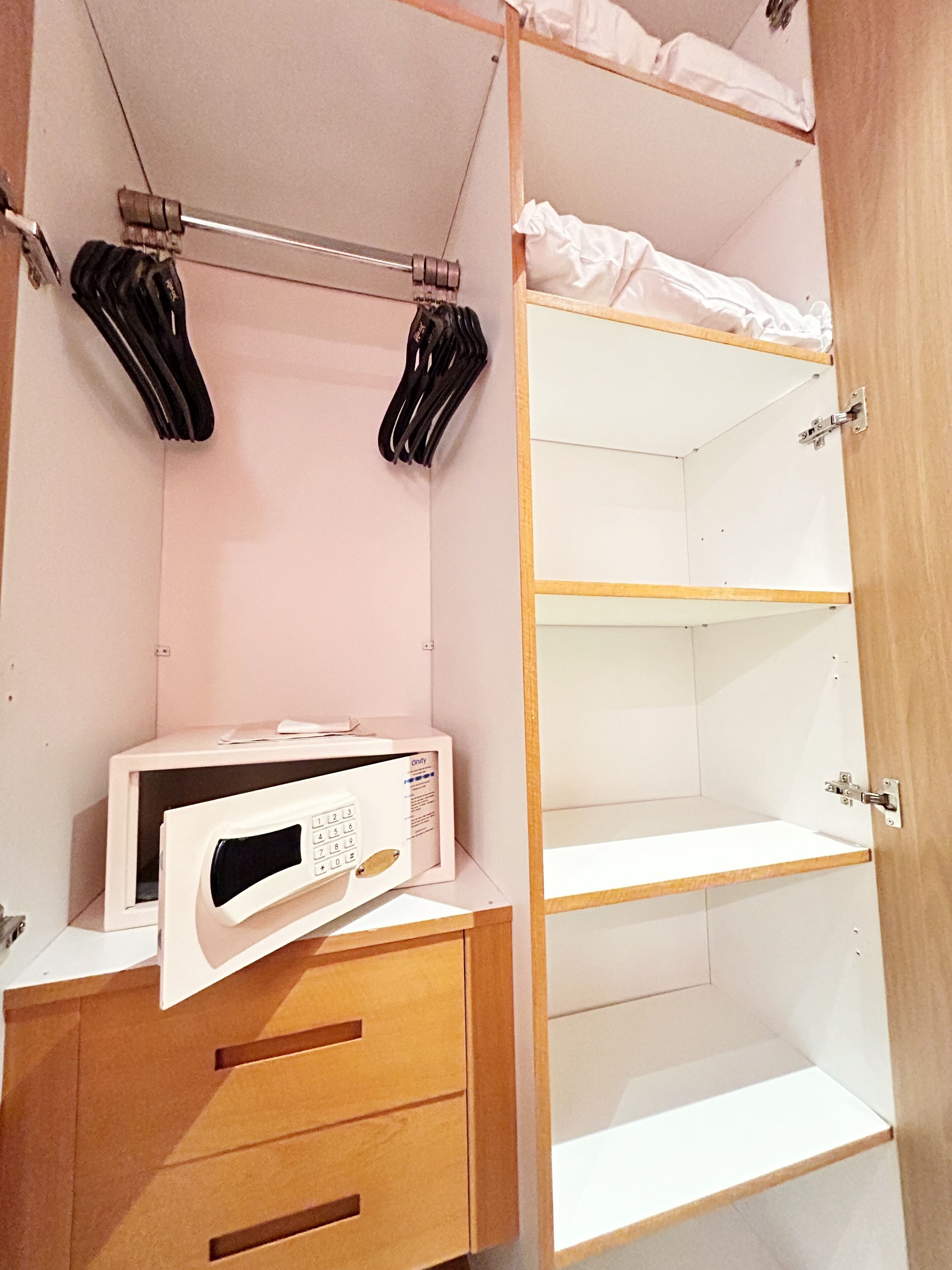 1 bedroom, hypo-allergenic bedding, down duvets, minibar