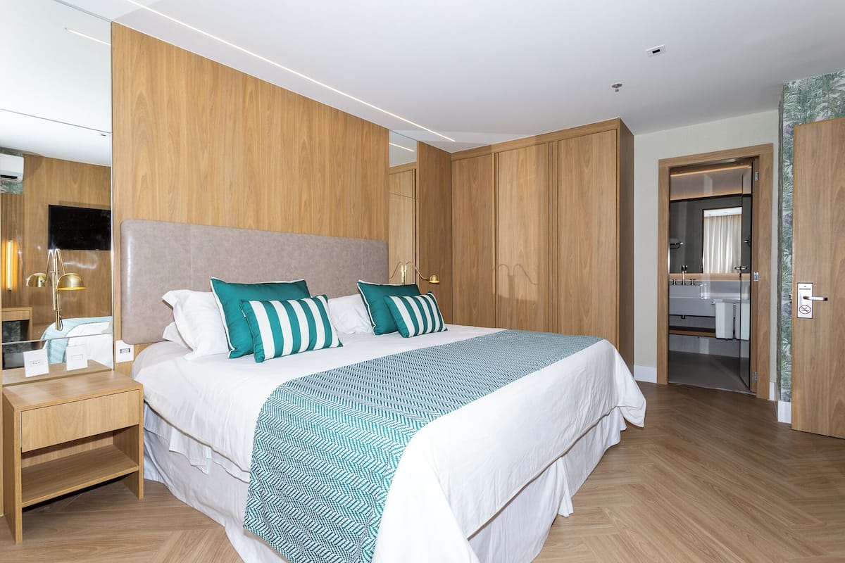 Literie hypoallergénique, couette en duvet, minibar, coffre-fort