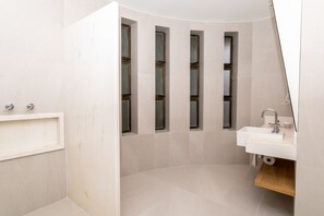 Room (Accessible) | Bathroom | Shower, designer toiletries, hair dryer, towels -  Hotel Astoria Ipanema (antigo Mar Ipanema) (Rio de Janeiro)