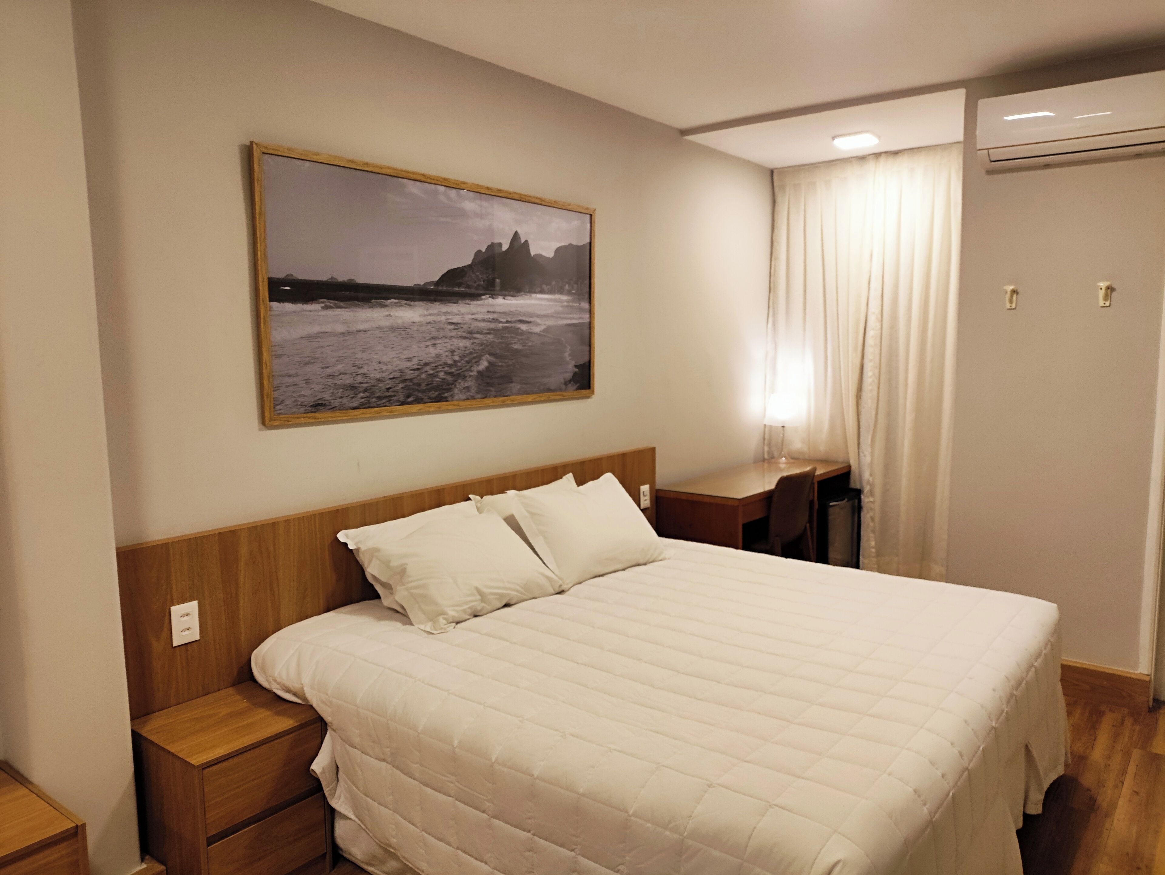 Studio Standard, 1 lit double | Literie hypoallergénique, couette en duvet d'oie, minibar