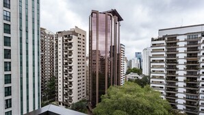 Un immeuble de grande hauteur, doté de nombreux étages, de grandes fenêtres et de balcons.