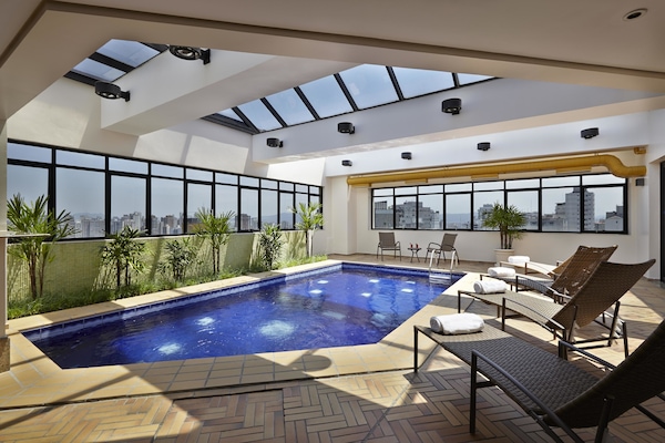 Piscine couverte, chaises longues