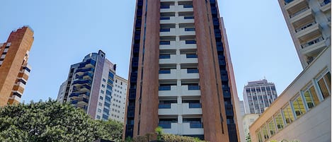Vista frontal de la propiedad