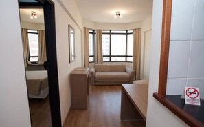 Frigobar, cofres nos quartos, escrivaninha, Wi-Fi de cortesia