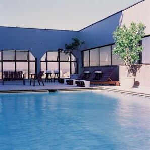 Piscine extérieure, parasols de plage, chaises longues