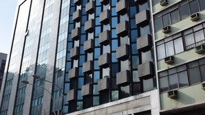 Un hotel de varios pisos con una fachada moderna, que cuenta con ventanas amplias y balcones.