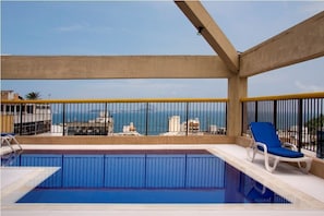Una piscina techada, una piscina al aire libre