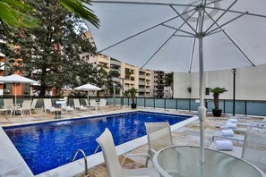 Piscina externa, guarda-sóis, espreguiçadeiras