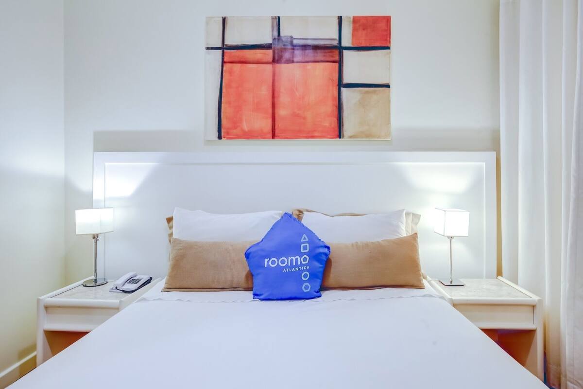 Business Suite | In-room safe, laptop workspace, blackout drapes, WiFi (free)
