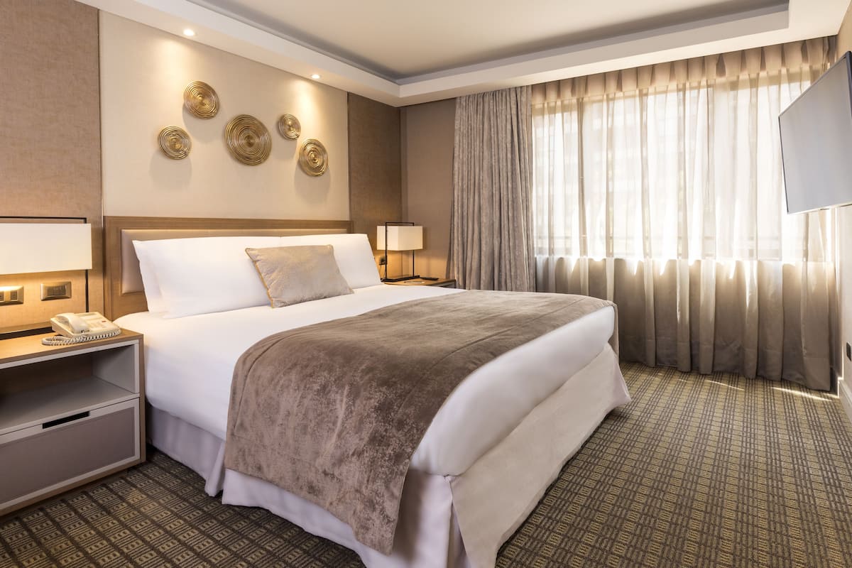 Hypo-allergenic bedding, minibar, in-room safe, desk