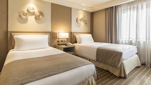 Hypo-allergenic bedding, minibar, in-room safe, desk