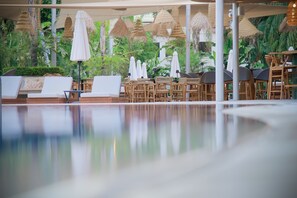 Kolam renang outdoor, dengan payung kolam renang dan kursi berjemur