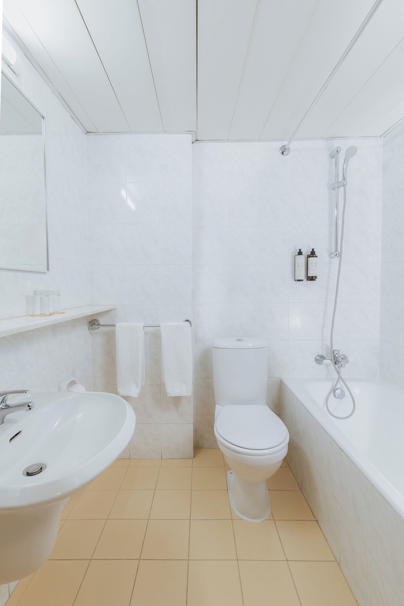 Un baño con lavabo, inodoro y bañera.
