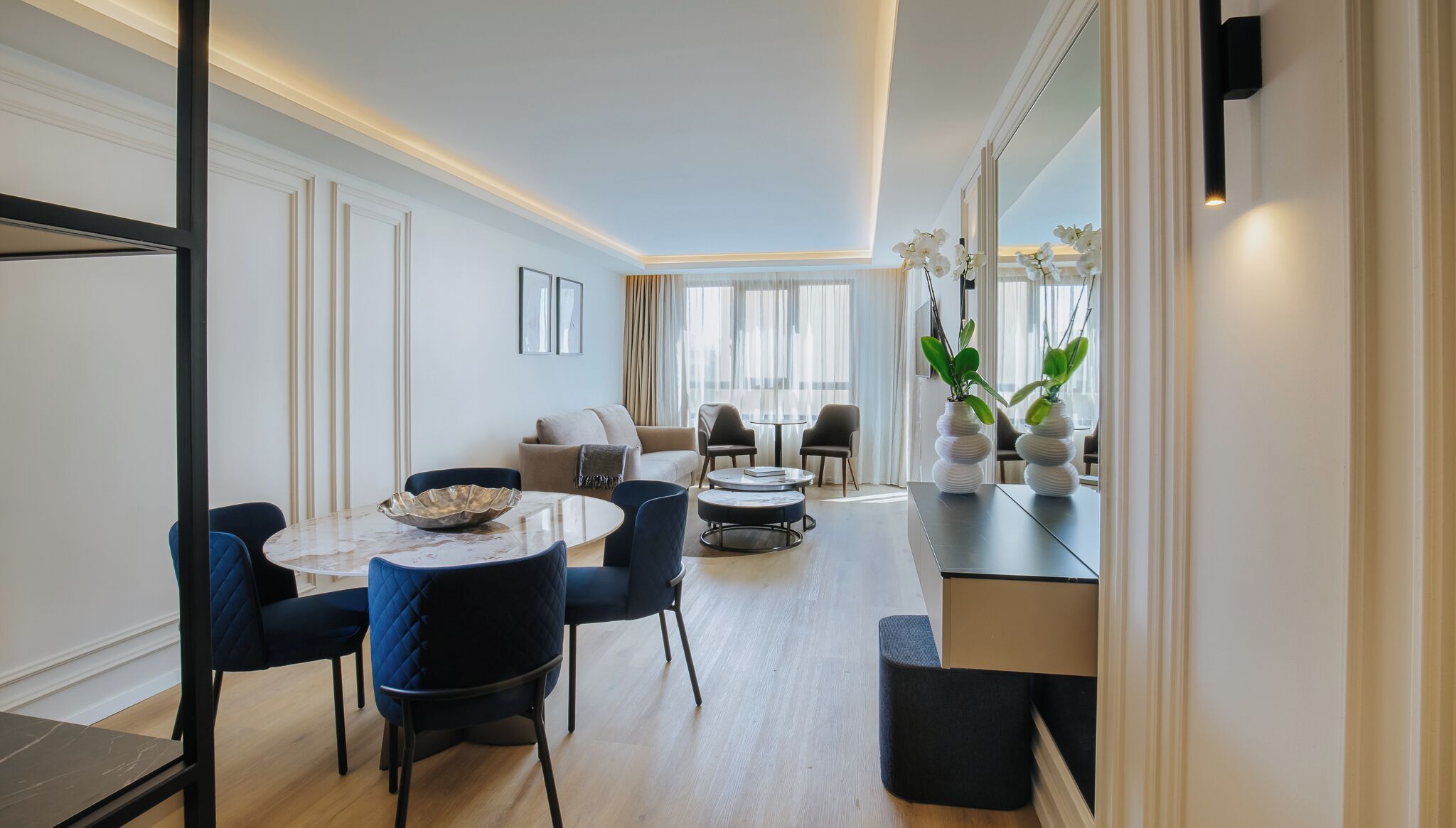 Suite ejecutiva, 1 habitación | Área de sala de estar | Televisión y películas con cargo 