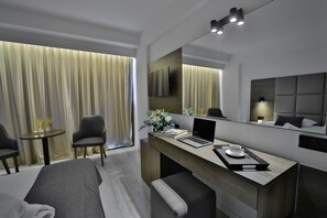 Deluxe Room | Minibar, in-room safe, desk, blackout curtains