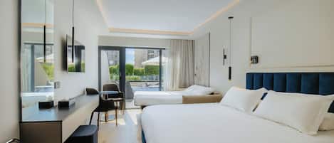 Une chambre d’hôtel moderne dotée d’un grand lit, d’un bureau, d’une chaise et d’un balcon offrant une vue sur la ville.