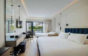 Kamar Keluarga | Minibar, brankas, meja kerja, dan tirai kedap cahaya