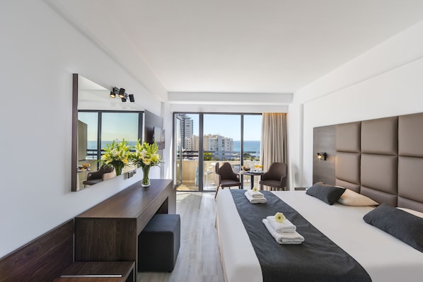 Minibar, in-room safe, desk, blackout curtains - Kapetanios Odysseia Hotel (Limassol)