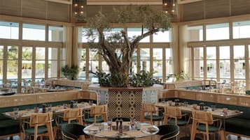 7 restaurants; breakfast, lunch and dinner served