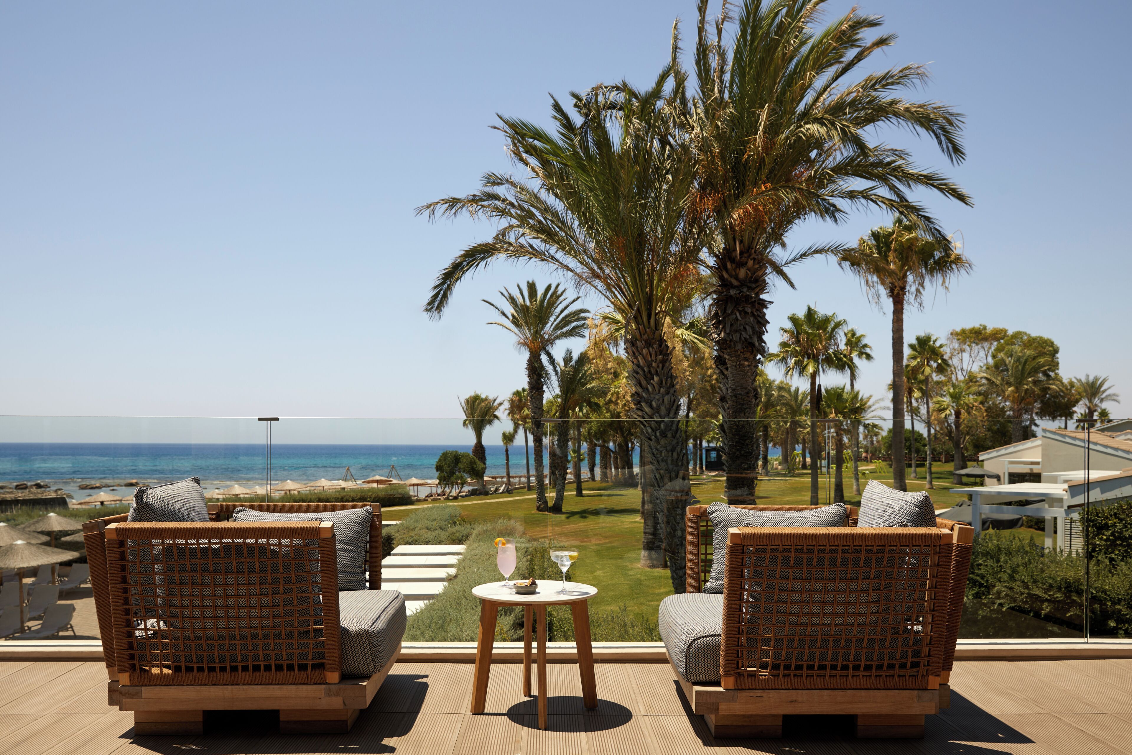4 bares/lounges, 2 bares ao lado da piscina