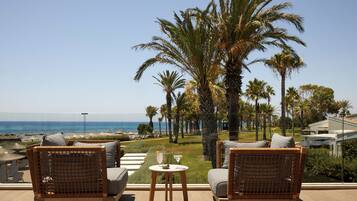 4 bares/lounges, 2 bares ao lado da piscina
