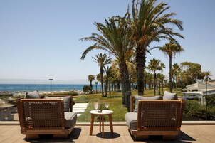 4 bares y 2 bares junto a la piscina