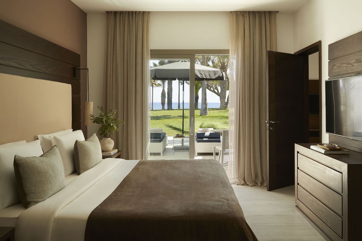 VIP One Bedroom Suite Sea view (Bungalow Area) | 1 sovrum, minibar, värdeförvaringsskåp på rummet och unika möbler