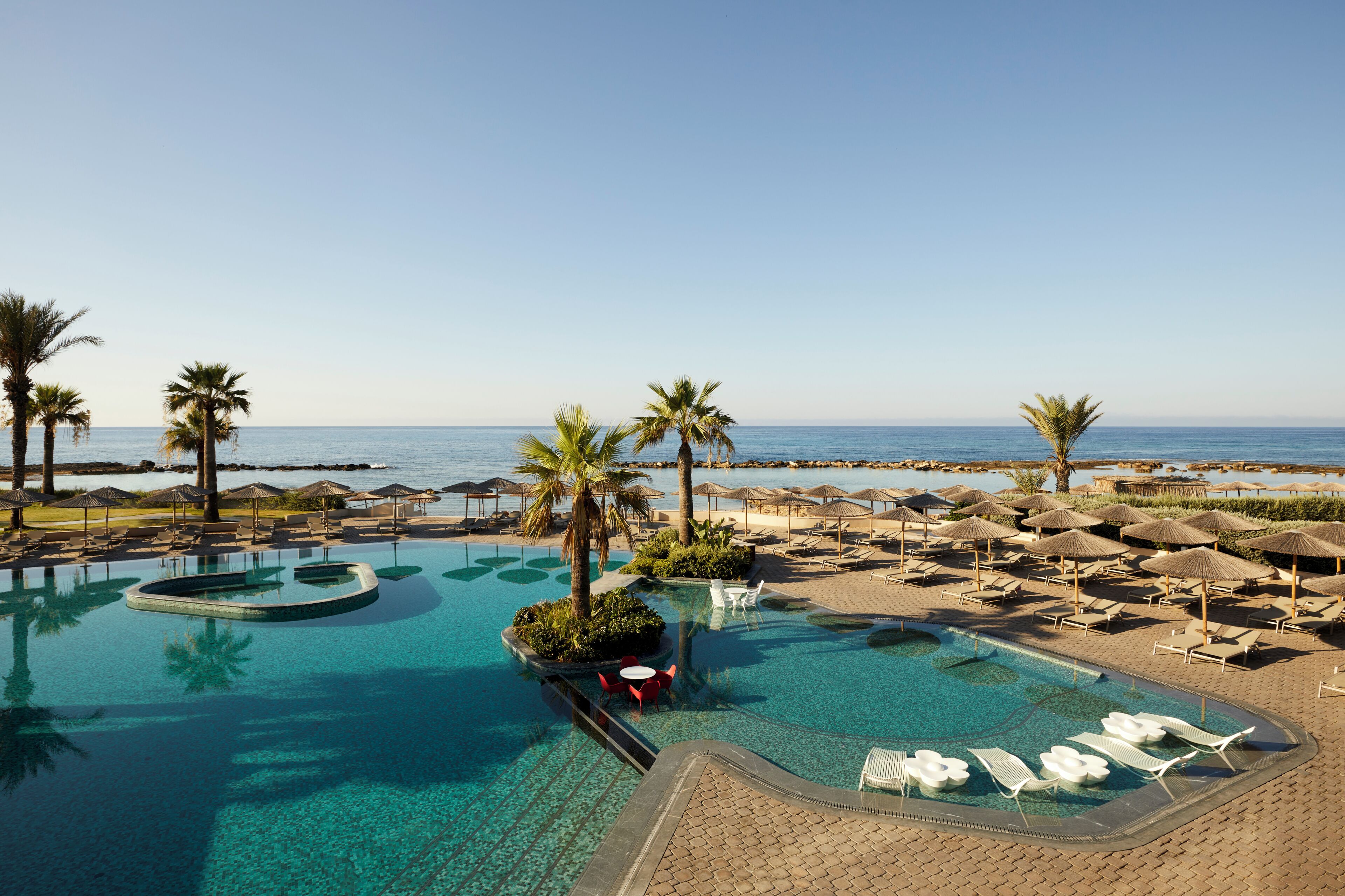 Piscine couverte, 2 piscines extérieures, parasols de plage