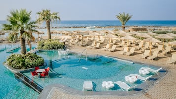 Una piscina techada, 2 piscinas al aire libre, sombrillas