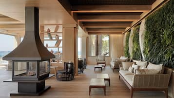 4 bars/lounges, 2 poolside bars