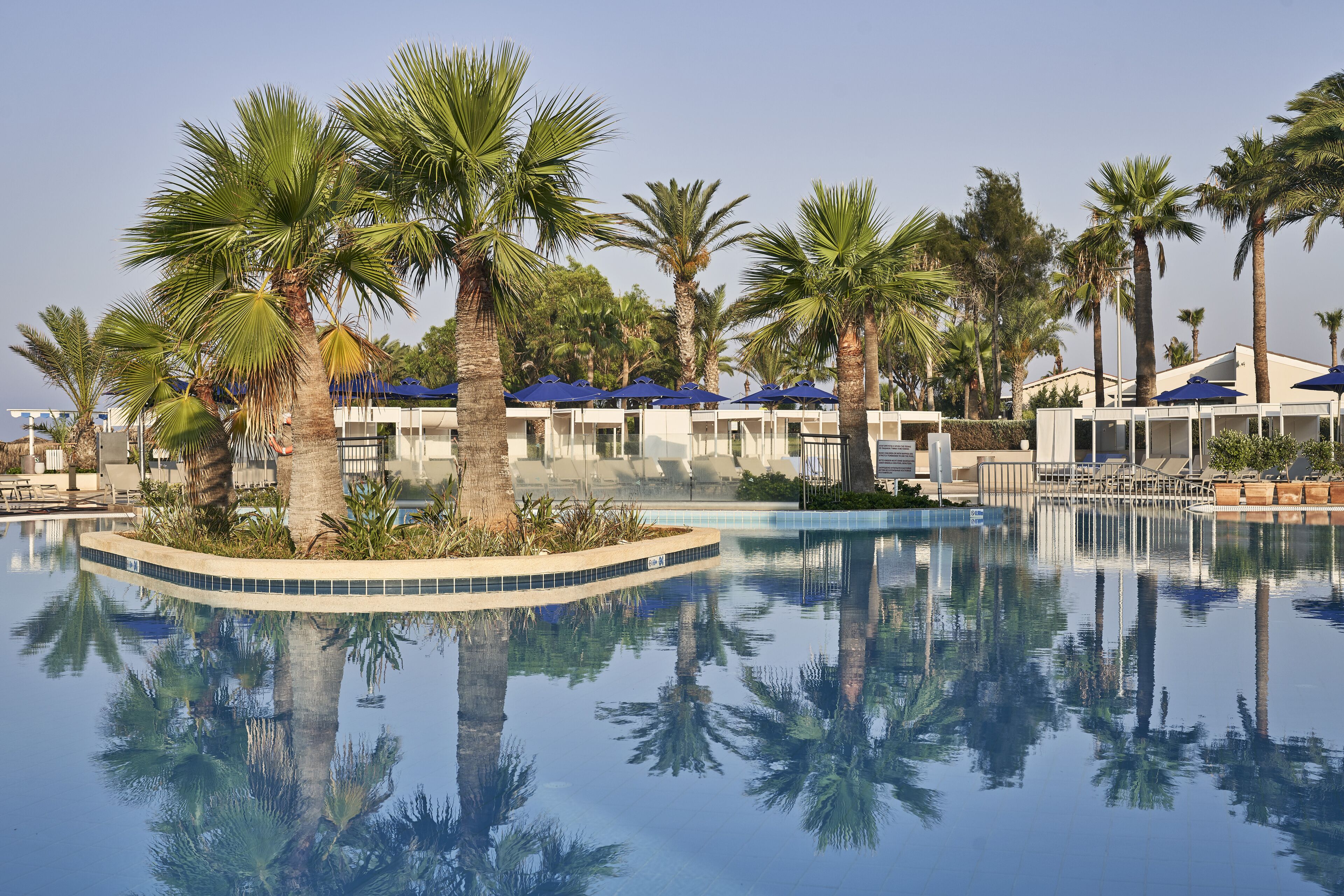 Una piscina techada, 2 piscinas al aire libre, sombrillas