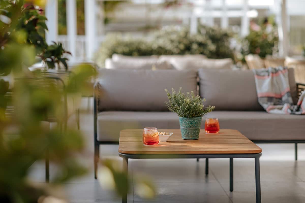 2 bars/lounges, poolside bar