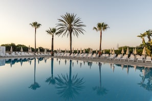 Piscine couverte, piscine extérieure, chaises longues
