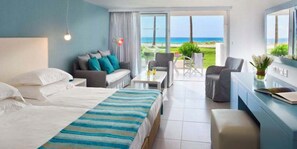Bungalow, vistas al mar, junto a la playa | Minibar, caja fuerte, cortinas opacas y tabla de planchar con plancha