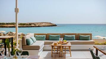 2 restaurants, breakfast served