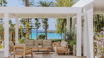 2 bars/lounges, poolside bar