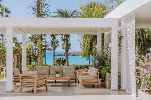 2 bars/lounges, poolside bar - Nissi Beach Resort (Ayia Napa)
