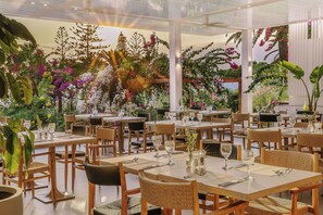 2 restaurants, breakfast served