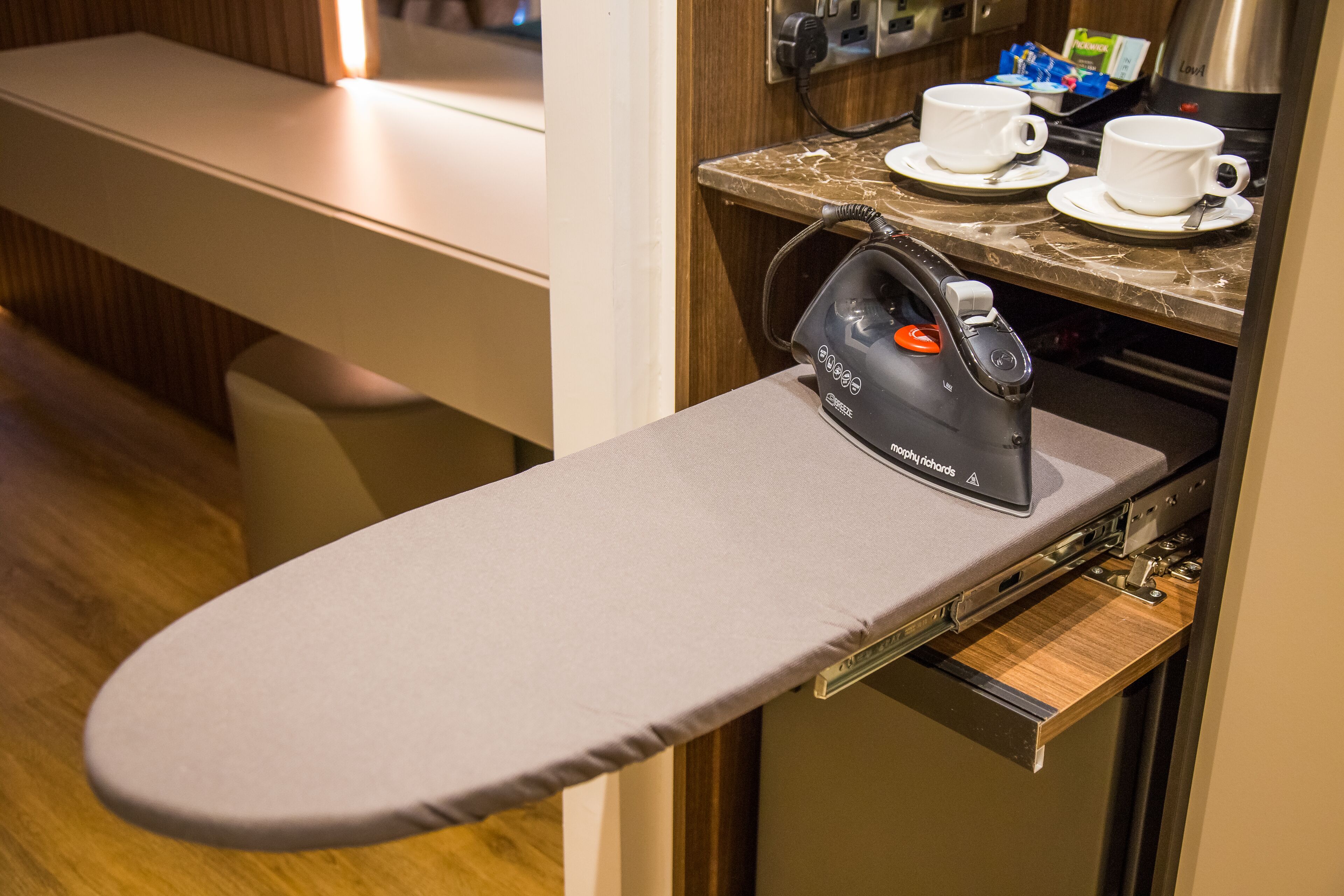 iron/ironing board