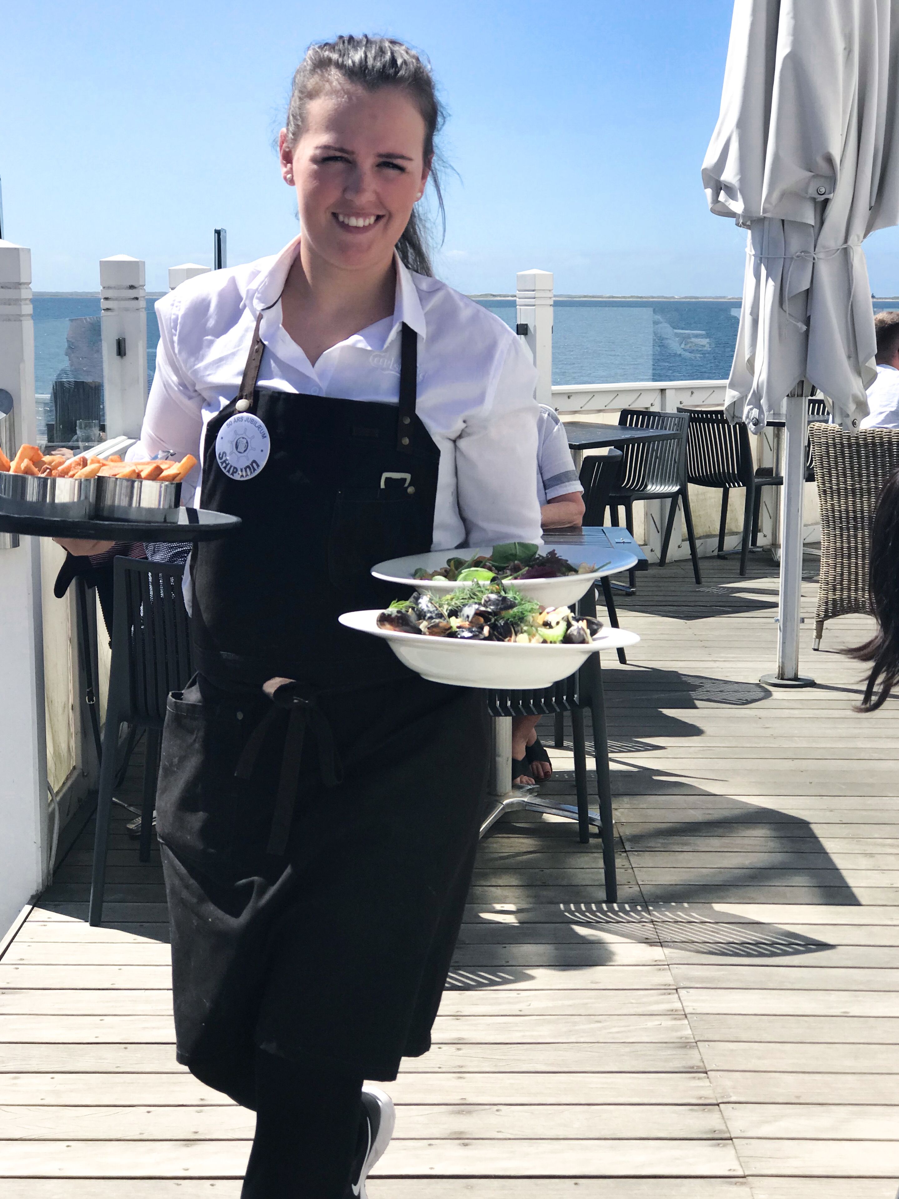 Der serveres frokost, aftensmad og internationale retter med havudsigt 