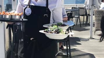 Déjeuner et dßner servis sur place, vue sur la plage