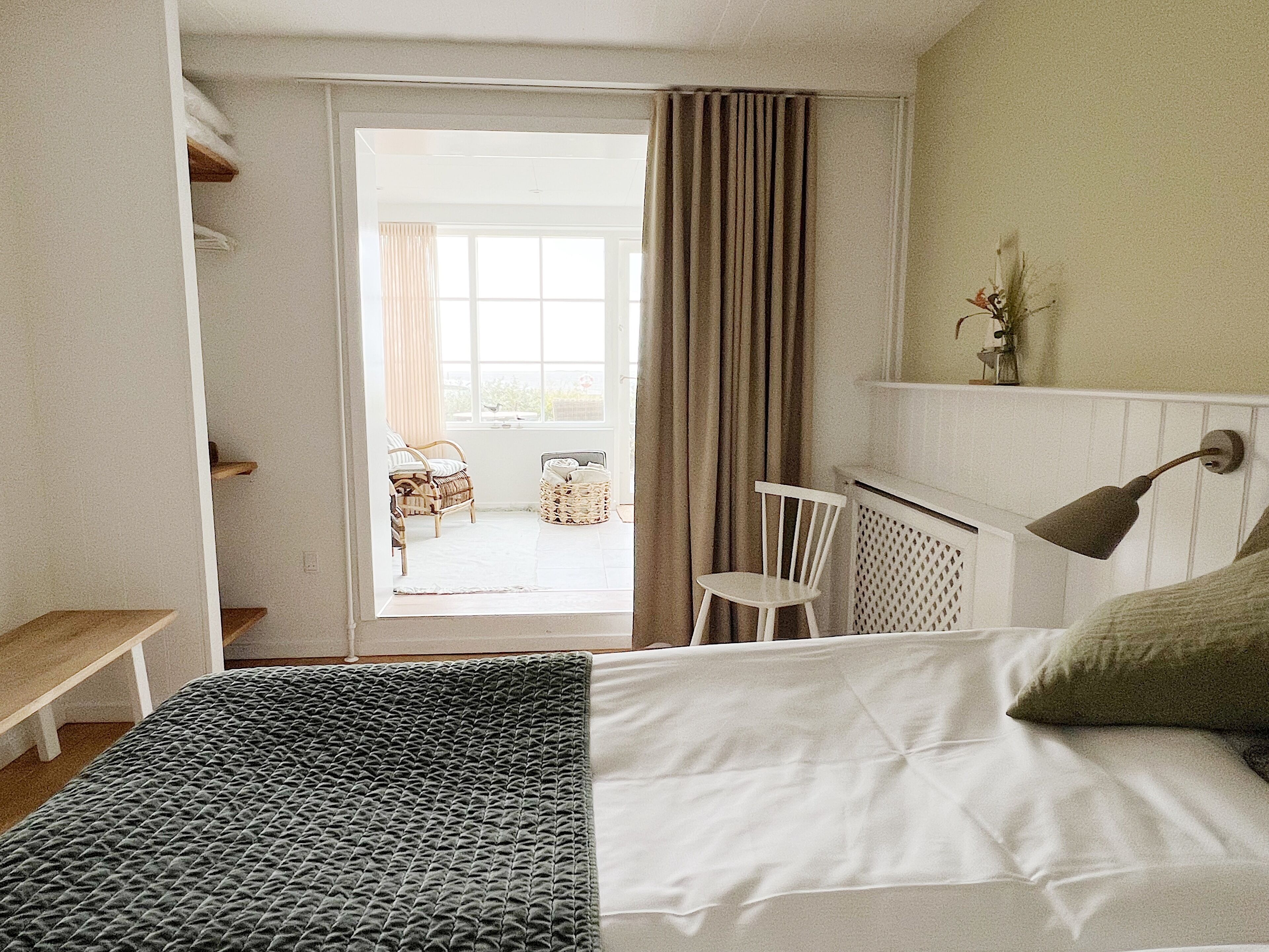 strandværelse med havudsigt | Ropa de cama hipoalergénica, escritorio, tabla de planchar con plancha